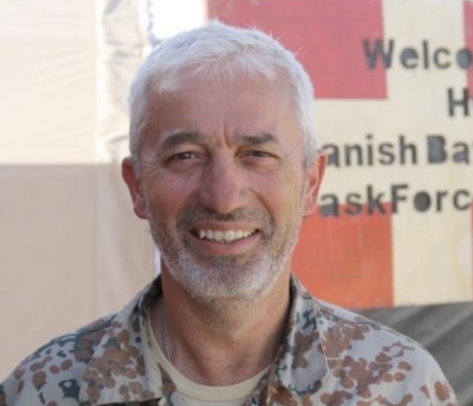 Jægersoldat Frank Lissner i uniform med Dannebrog i baggrunden 