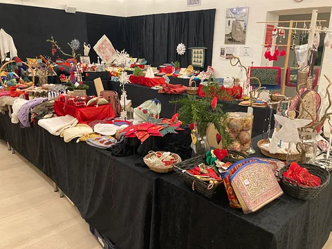 Et fredfyldt kirkerum med stearinlys på et bord, der forstærker den rolige og eftertænksomme stemning i Tornbjerg Kirke.