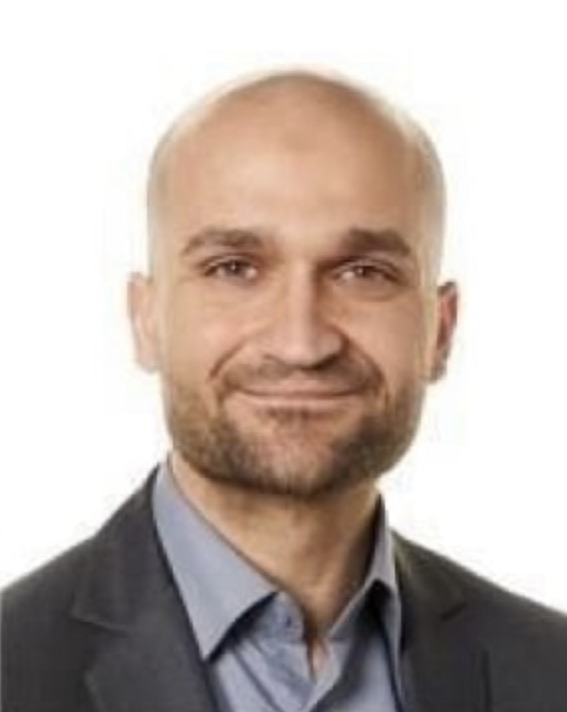 Skoleleder Mohammed Bibi holder båltale 