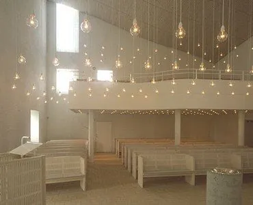 Tornbjerg Kirkes orgel med 18 stemmer, fremstillet af Bruhn & Søn, er placeret på en fremtrædende plads i kirken for at lede menighedens musik.