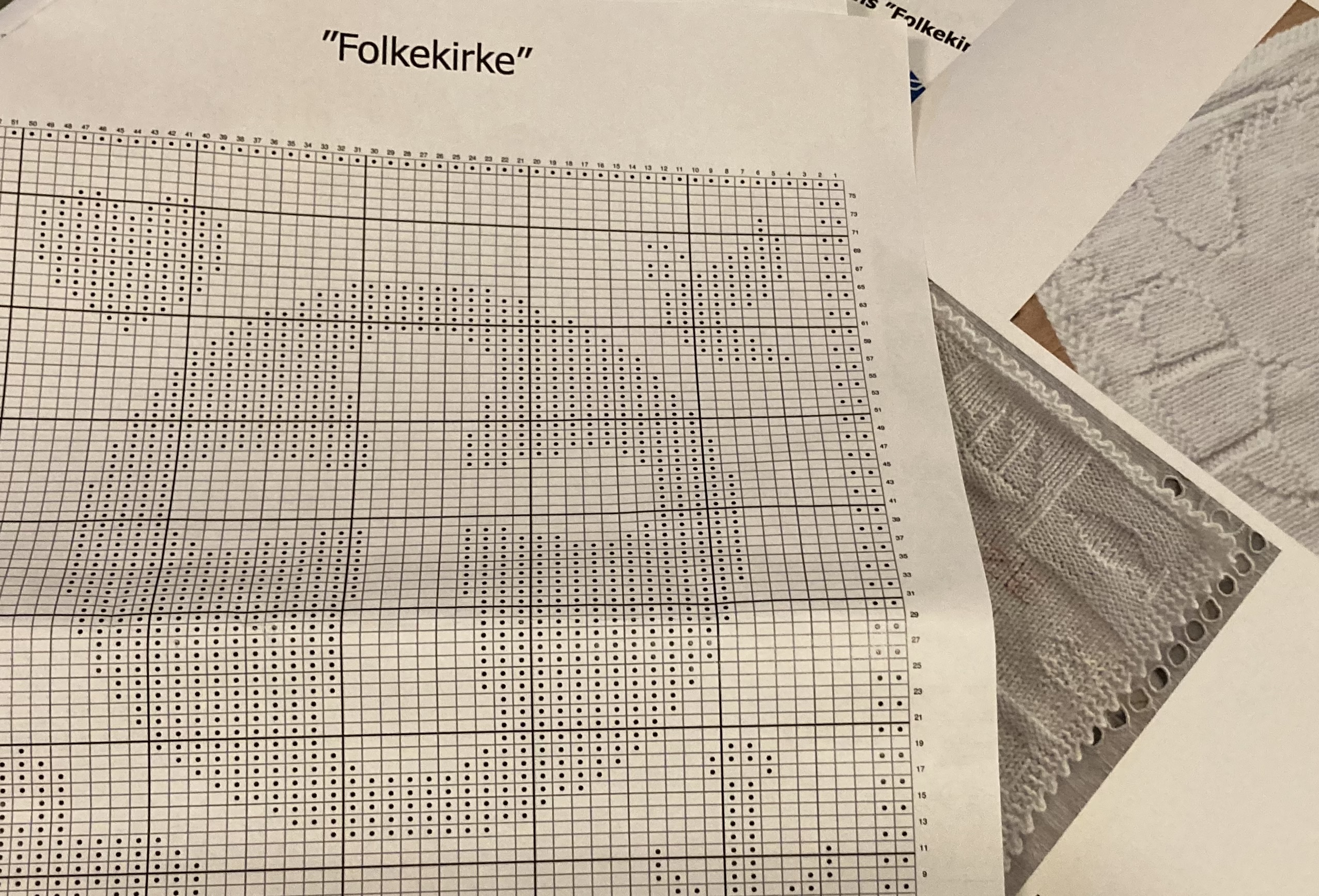 Et fredfyldt kirkerum med stearinlys på et bord, der forstærker den rolige og eftertænksomme stemning i Tornbjerg Kirke.