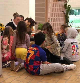 Minikonfirmander deltager i palmesøndagsgudstjenesten i Tornbjerg Kirke.