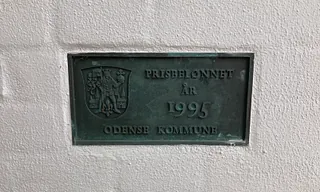 Tornbjerg Kirkes 16 meter høje klokketårn, der rummer to klokker med vers fra den aronitiske velsignelse.