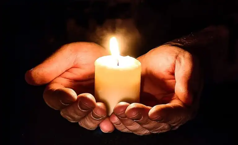 Det indre af Tornbjerg Kirke oplyses af det varme skær fra mange stearinlys under en meditationsgudstjeneste.