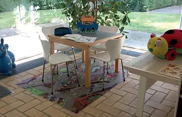 Det indre af Tornbjerg Kirke oplyses af det varme skær fra mange stearinlys under en meditationsgudstjeneste.