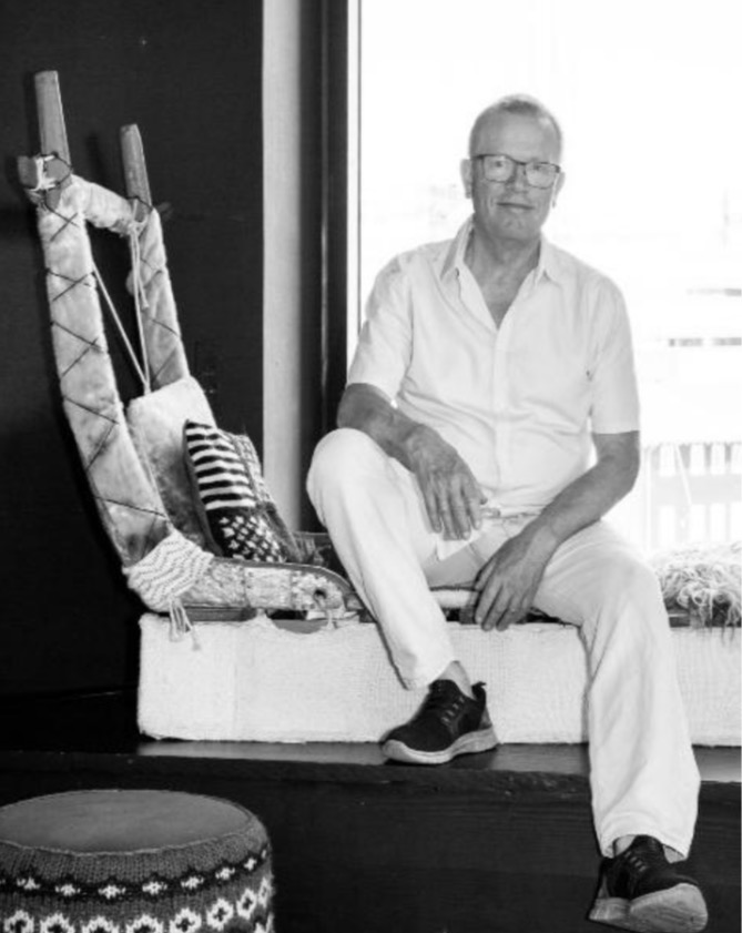 Foto af Christian Søgaard som sidder på en hundeslæde 