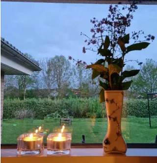 Et fredfyldt kirkerum med stearinlys på et bord, der forstærker den rolige og eftertænksomme stemning i Tornbjerg Kirke.